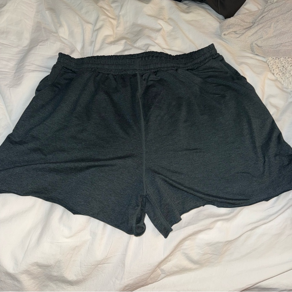 NWOT Vuori Women's Green Athletic Shorts